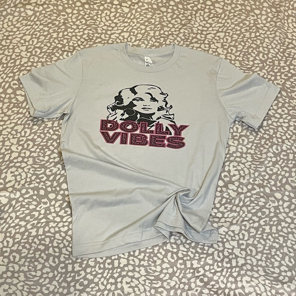 Dolly vibes tee